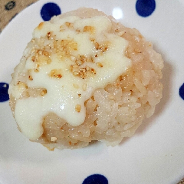 炊き込みご飯のチーズごま焼きおにぎり＊